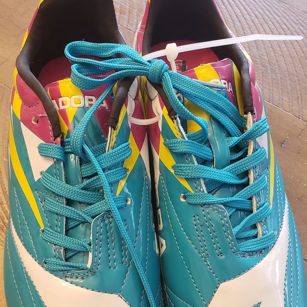 Soccer shoes